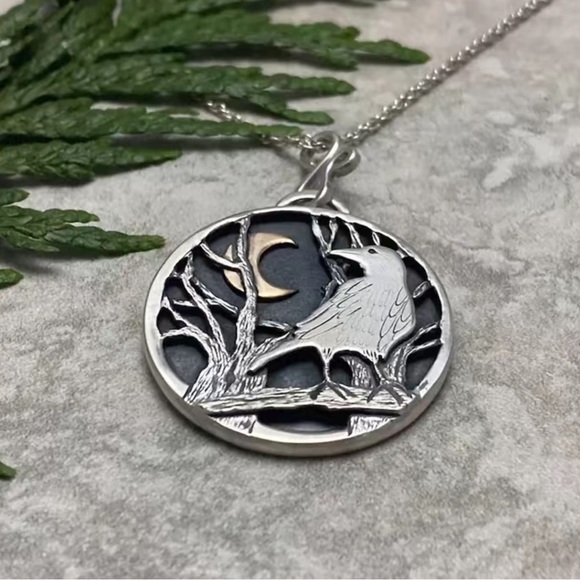 Raven crescent moon silver necklace - Picture 4 of 4